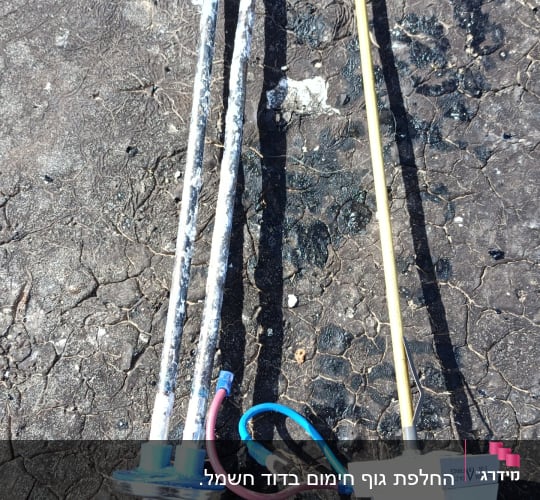 גוף חימום לדוד שמש עם חוטי חשמל על רקע כהה